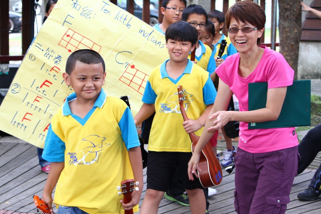 北濱的孩子們，帶著靦腆的笑容，在林佳蓉老師的陪伴下，出席花蓮鐵道文化園區的活動。