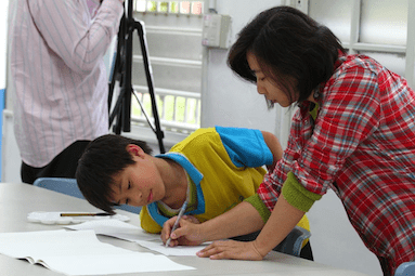 佳玲老師指導北濱國小的孩子，把想法視覺化，創作出自己獨特的意象書法作品。