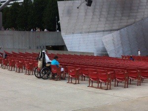 圖片敘述：座位區的一角。音樂會開場前提早到的觀眾，輪椅使用者直接停進預先空出的位置，旁邊坐的是一位友人。