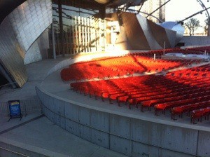 入冬後補貼照片，側拍舞台和觀眾席位。陽光打在舞台和座位上，紅色的座位閃閃發橘亮，3度C的天氣，很難從照片看到當天的冷度。