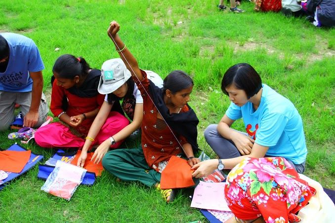 尼泊爾當地婦女的衛教觀念不足，長期使用不乾淨的布作為護墊，造成許多身體上的問題。服務團教導婦女縫製布衛生棉，讓她們養成定期更換的習慣。 （照片由中興大學國際志工社提供）