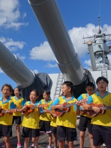 北濱孩子們，在珍珠港的密蘇里艦上，賣力演出。〈林蔡毓攝〉