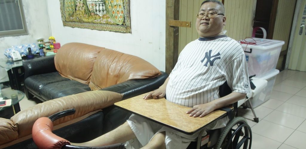 陳建燁因嚴重車禍導致全身癱瘓，須依賴旁人照顧。