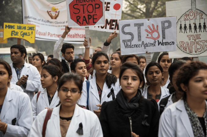 2013年印度發生年輕大學生遭強暴案，至今屆滿一年。此案使印度投入自我反省與哀傷，同時德里有上千人走上街頭，抗議因性別而生的暴力。