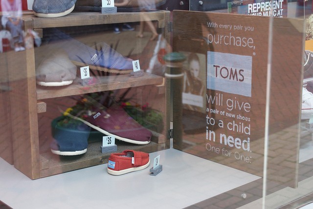 買一捐一的 Toms 帆布鞋