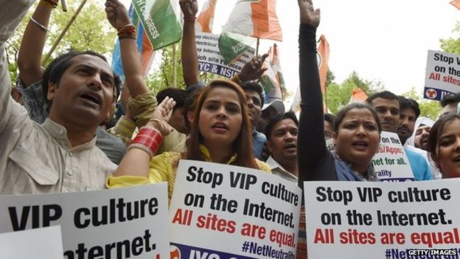 在印度，反侵犯網路中立性的倡議團體。人們手上的標語寫著「停止網路上的 VIP 文化！」（截圖自 BBC）