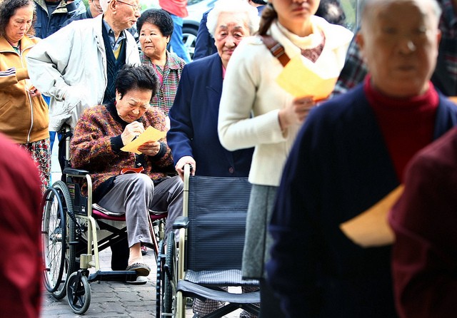 明田總統大選與立委選舉時，可以觀察中選會是否已改善投票所的環境、對障礙者足夠友善。（photo via River Wang@Flickr, cc License）