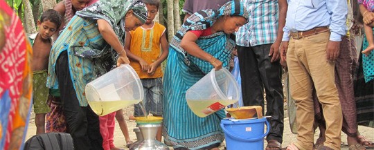 將濾紙放在裝水容器Kolshi上方，讓婦女裝水時就能將水過濾