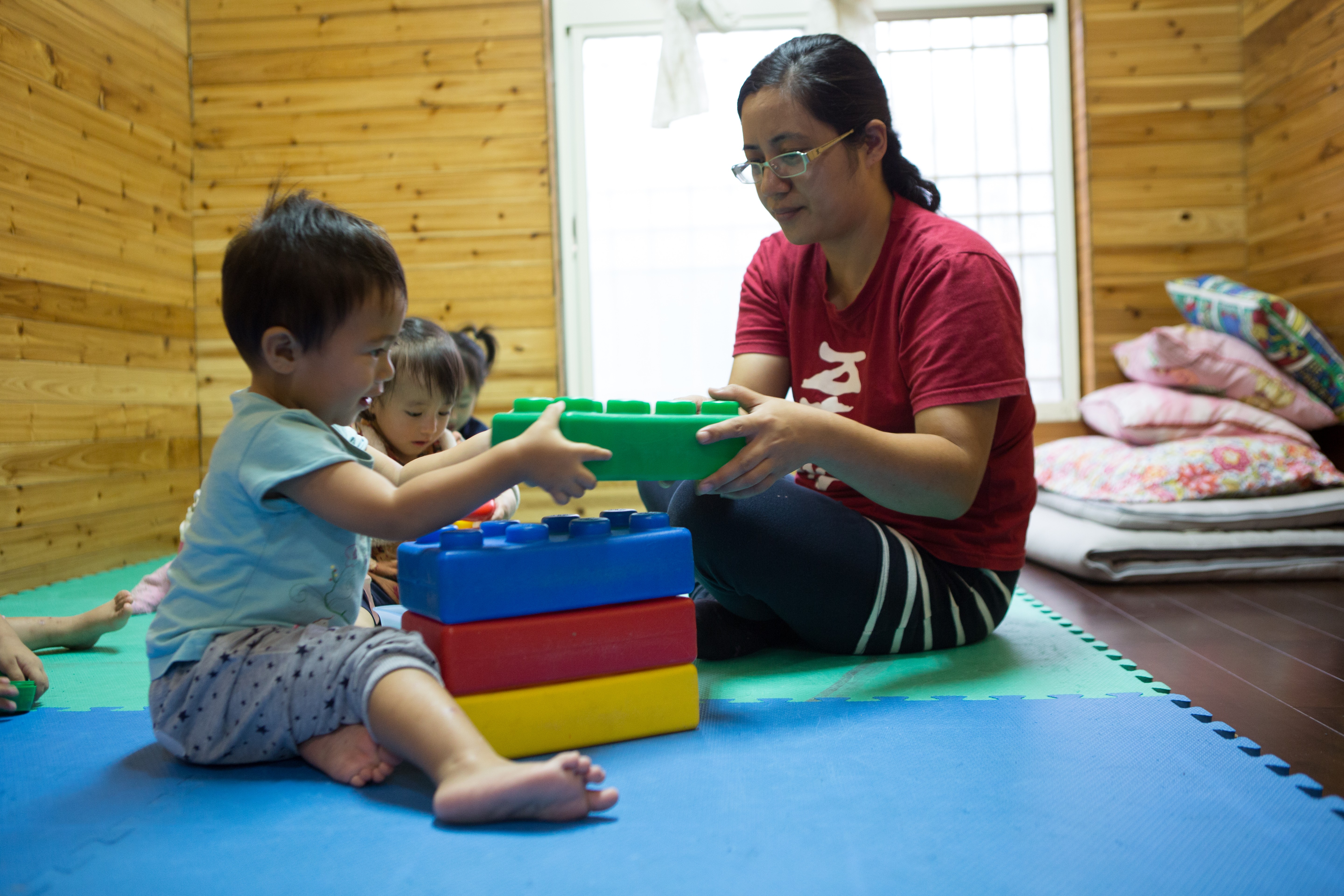 新竹馬里光幼兒照顧中心，由至善培力的部落媽媽正照顧當地學齡前幼兒