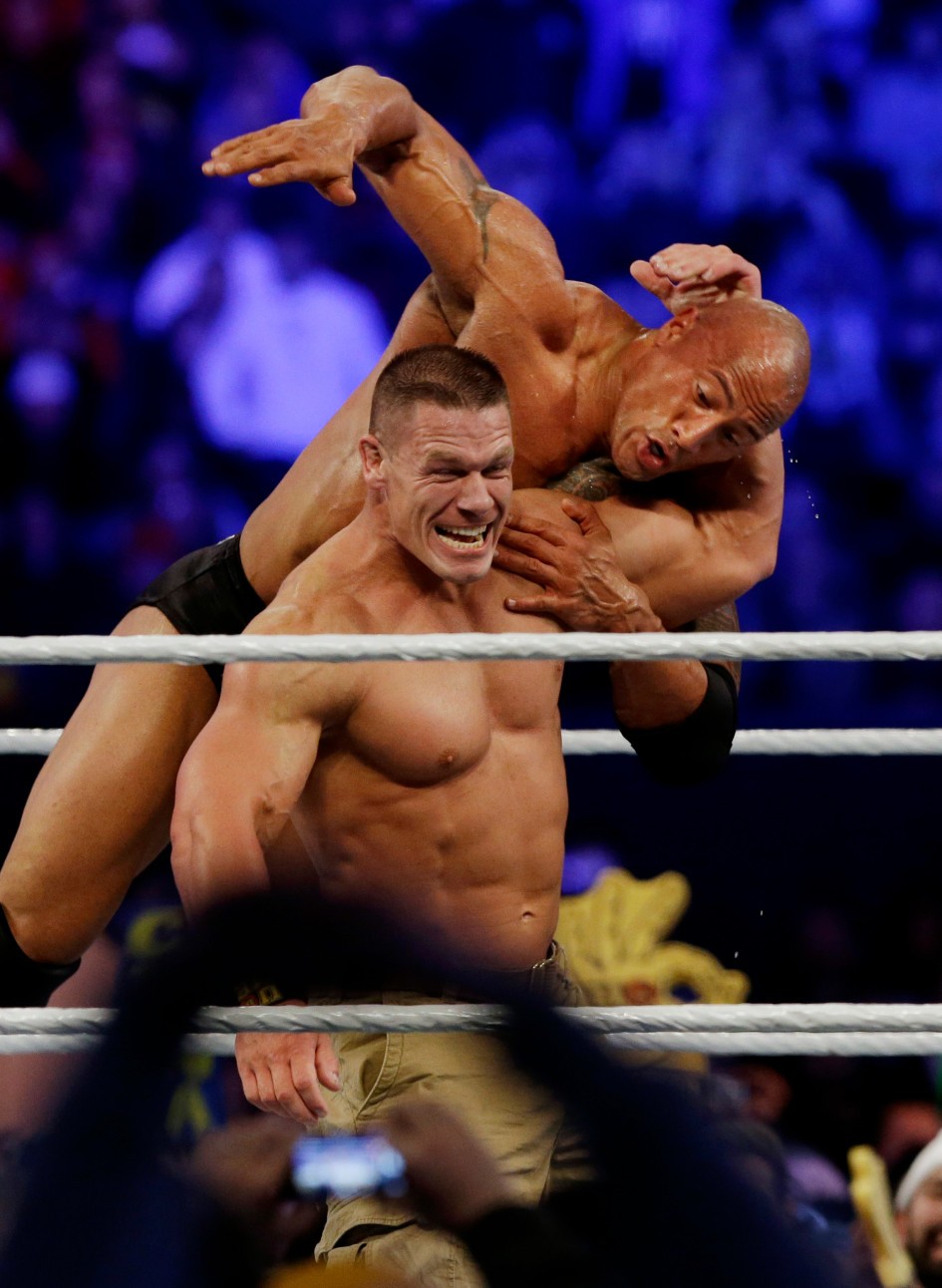 希南在 2013 年「摔角狂熱」中對上巨石強森