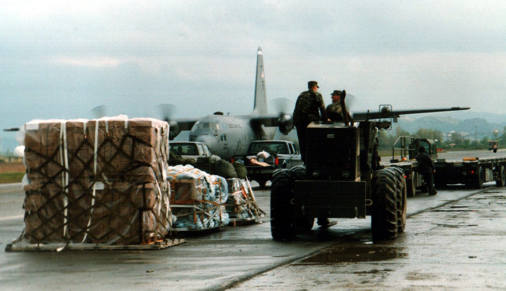2000 年，人道援助物資運抵阿爾巴尼亞