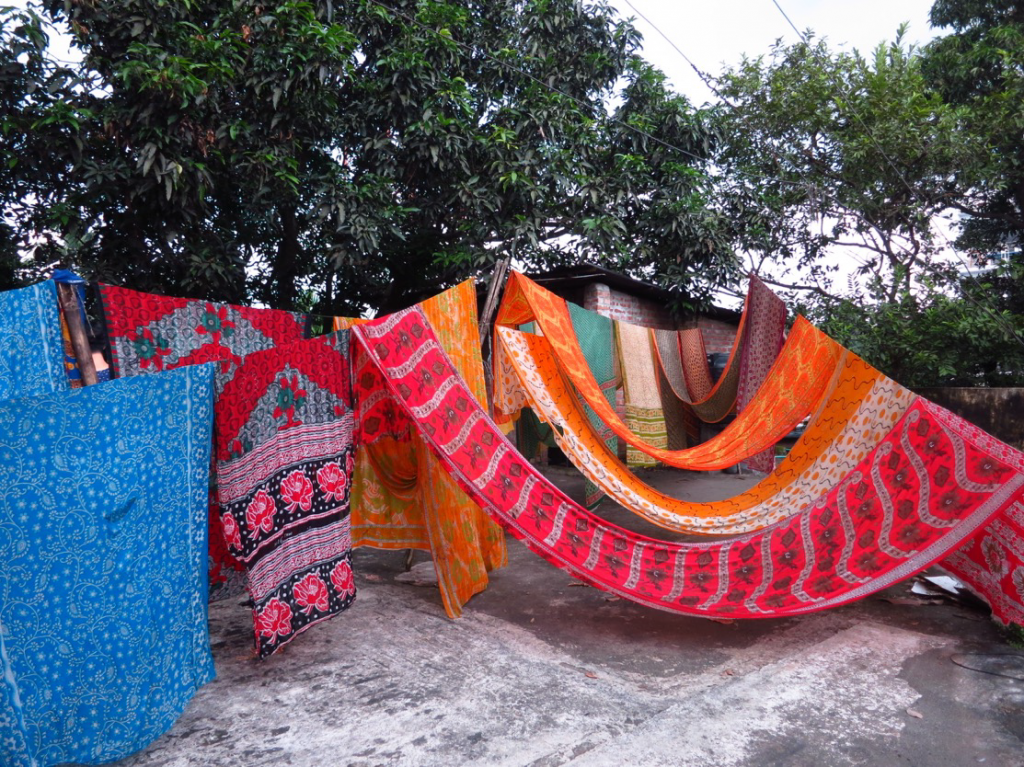 繭裹子另有販售回收紗麗作成的衣服，每一件都獨一無二，藉此推廣印度文化／圖片來源：繭裹子