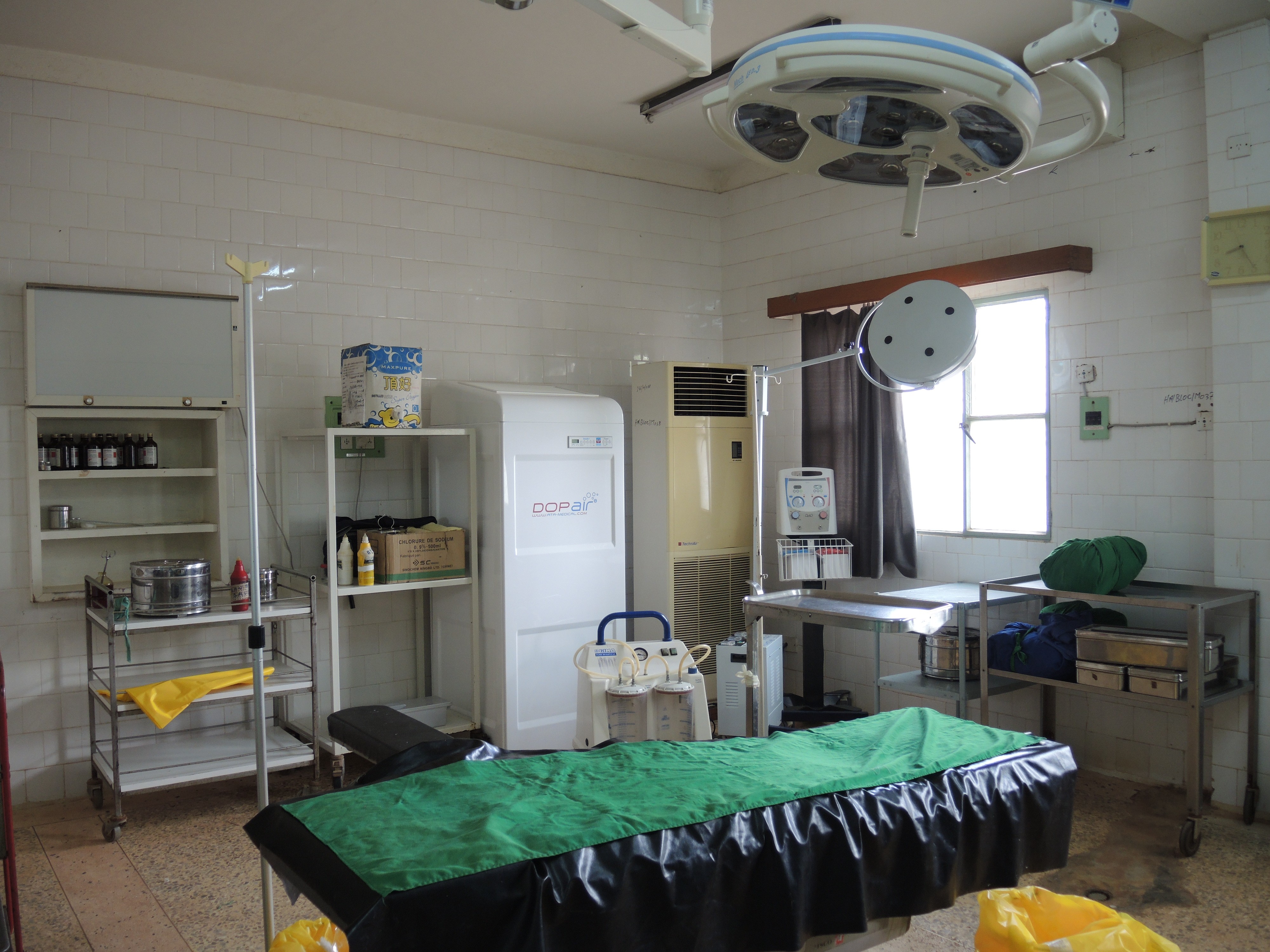友誼醫院的手術室，20 年前連冷氣都沒有。如今，靠著臺灣國合會的捐贈，已有許多手術床及相關儀器，造福有需要的患者