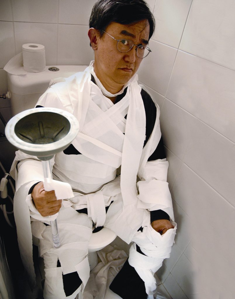 世界廁所組織創辦人 Jack Sim 用各種有趣的方式倡導衛生廁所的重要。／圖片來源：PROSuSanA　Secretariat @ Flickr