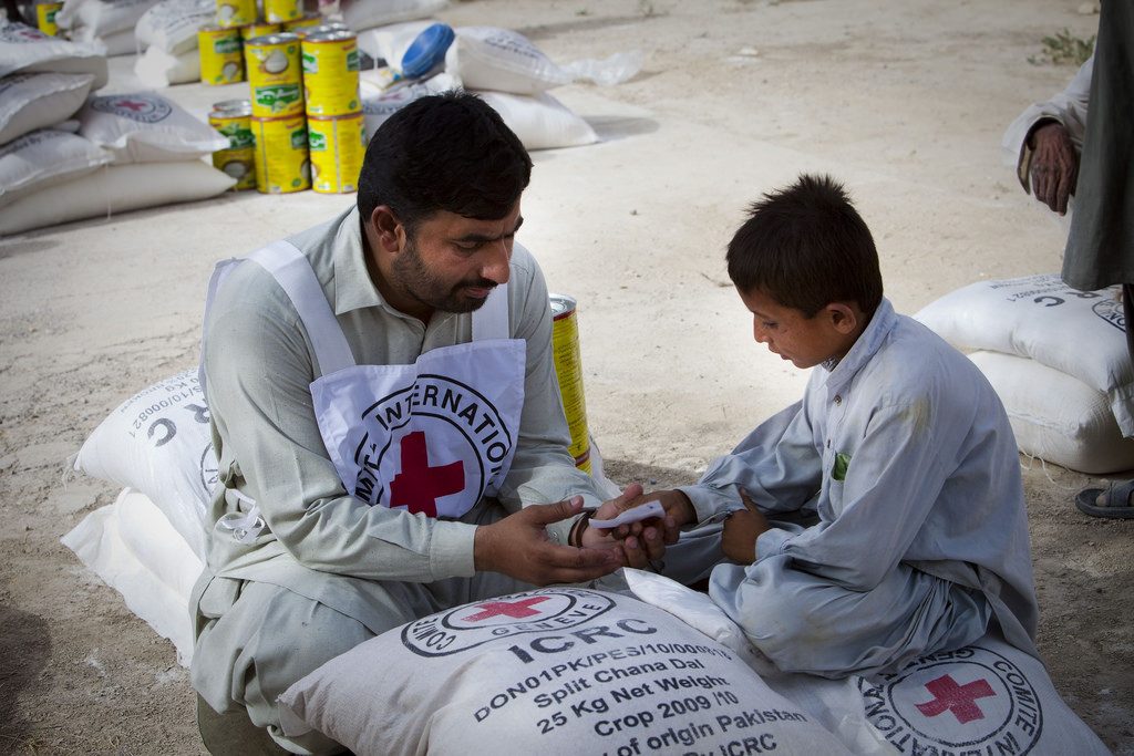 紅十字會不分國際，白底紅十字的 logo 非常容易辨別。／圖片來源：ICRC @ Flickr
