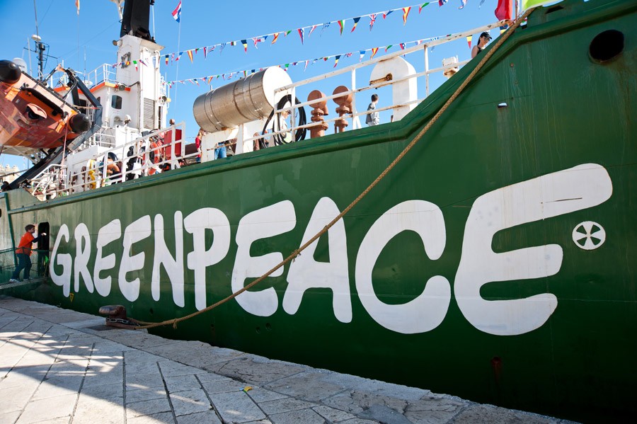 綠色和平的船艦極地曙光號，多次在海上阻撓捕鯨船、極地鑽油平臺等。／圖片來源：Roberta F. @ 維基百科
