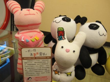 弱勢媽媽們的一針一線，製作出充滿意義的襪子寶寶／Photo Credit：生命力新聞