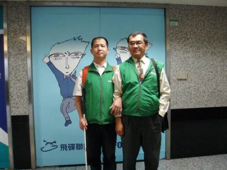 豪聰（左）與店長張重昇一起上飛碟電台接受「瞎密聽我說」節目專訪。