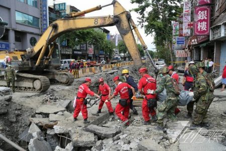高雄氣爆現場，消防弟兄與阿兵哥，前進救災／Photo Credit：Google