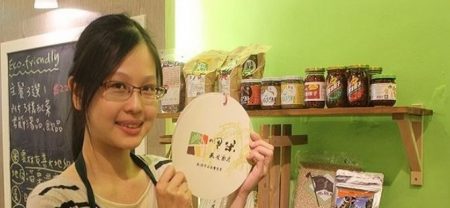 （照片中為邱馨慧）在開店之初，雖然沒有相關的餐飲經驗，但邱馨慧與楊佩珍兩人樣樣都自己來，從裝潢、菜單到烹調方式，在摸索中學習，才有了今天的呷米共食廚房／Photo Credit：生命力新聞