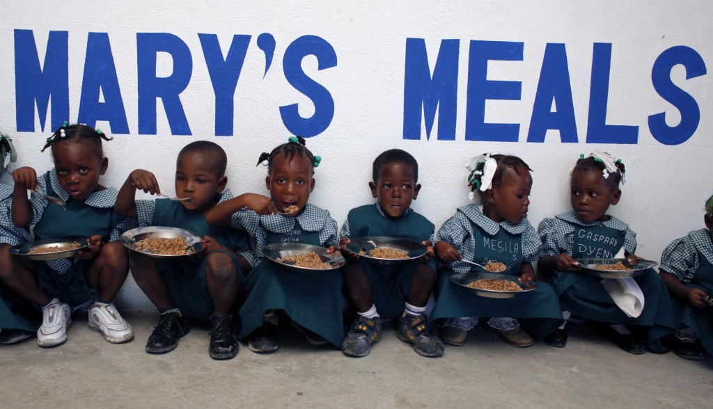 小孩在吃 Mary's Meals 為他們準備的午餐。Photo by ANGELA CATLIN, uploaded by Thomas Black57