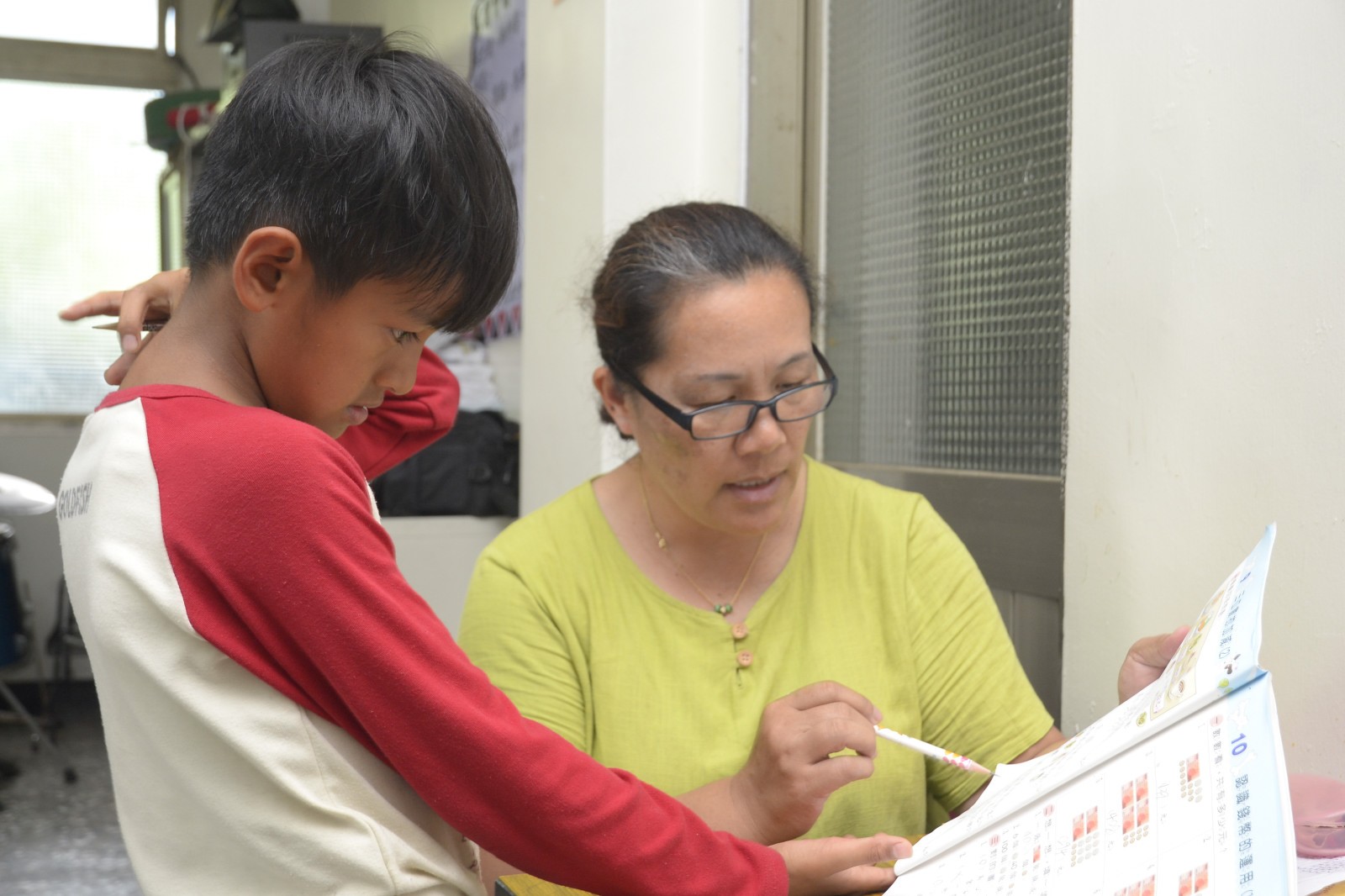 不只是繪本與課業輔導，課輔媽媽更提供了愛與陪伴／圖片來源：臺灣彩虹雙福協會提供